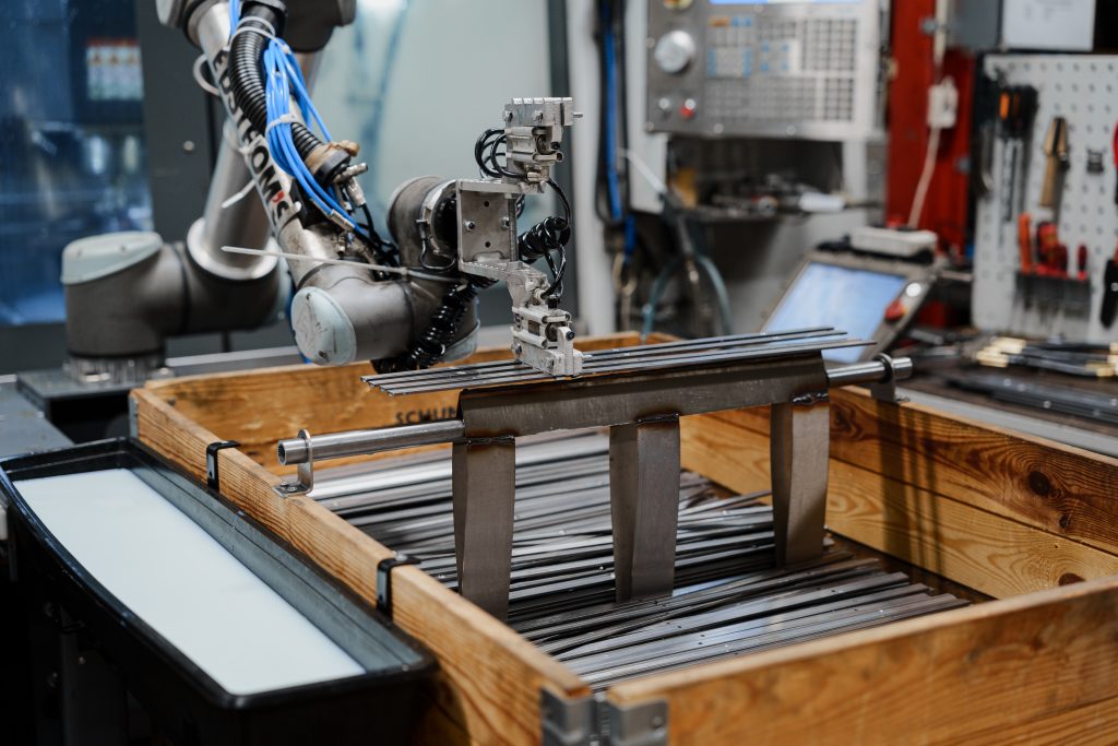 Robotsvetsning av plåtdetaljer med industrirobot i produktion